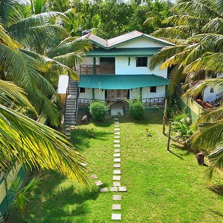 Blue Skies Guest House And Restaurant Tangalle Exterior foto