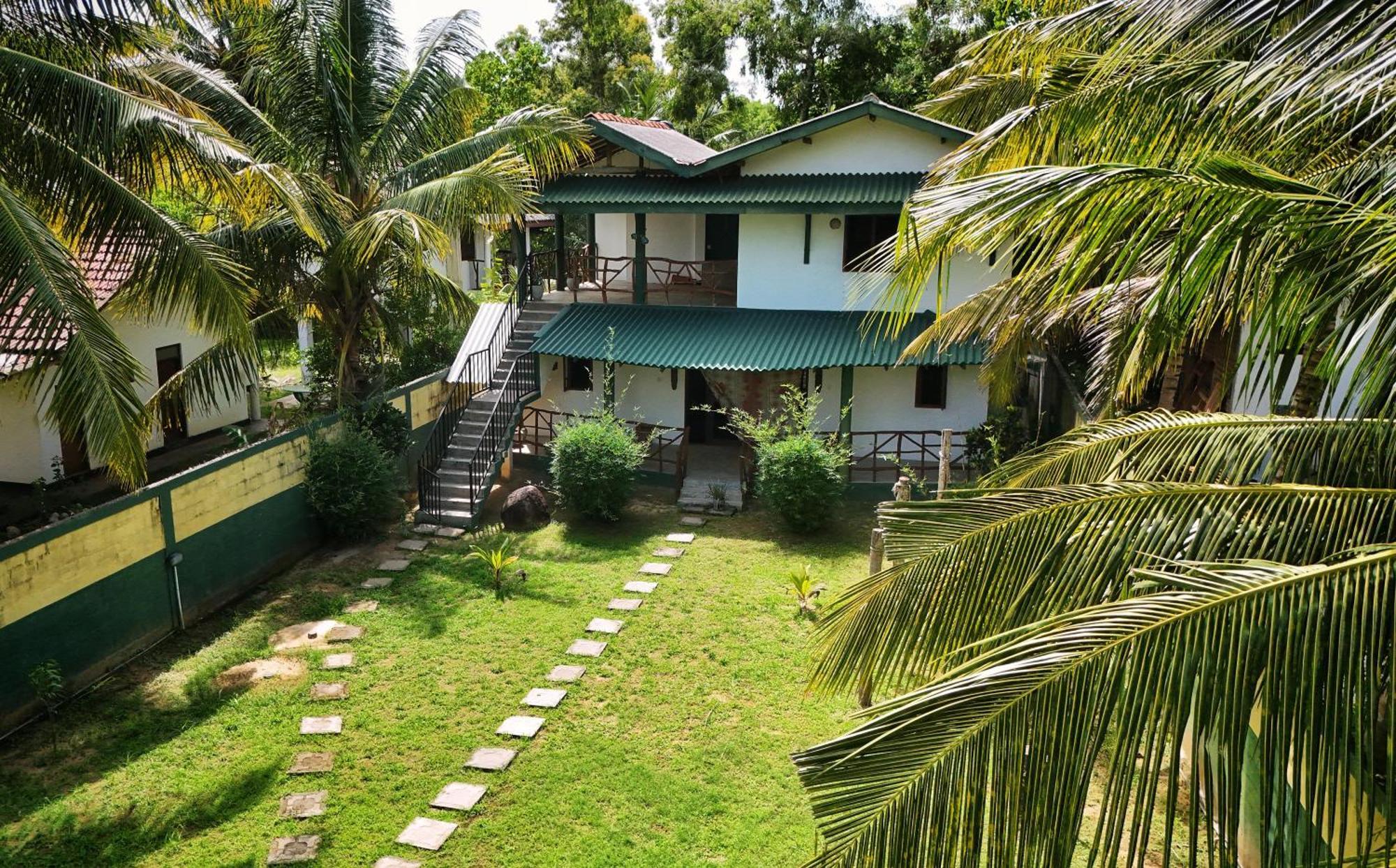 Blue Skies Guest House And Restaurant Tangalle Exterior foto