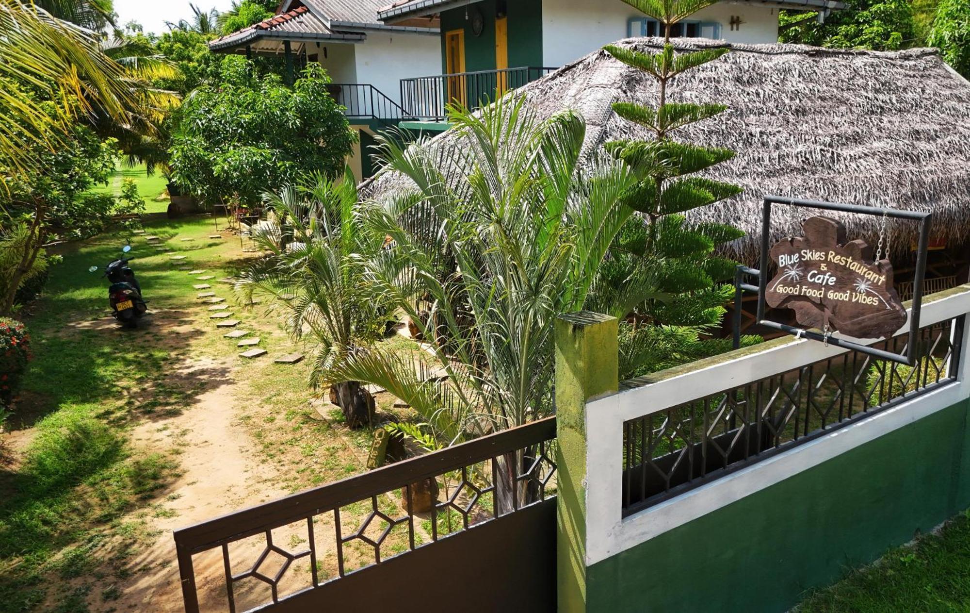 Blue Skies Guest House And Restaurant Tangalle Exterior foto